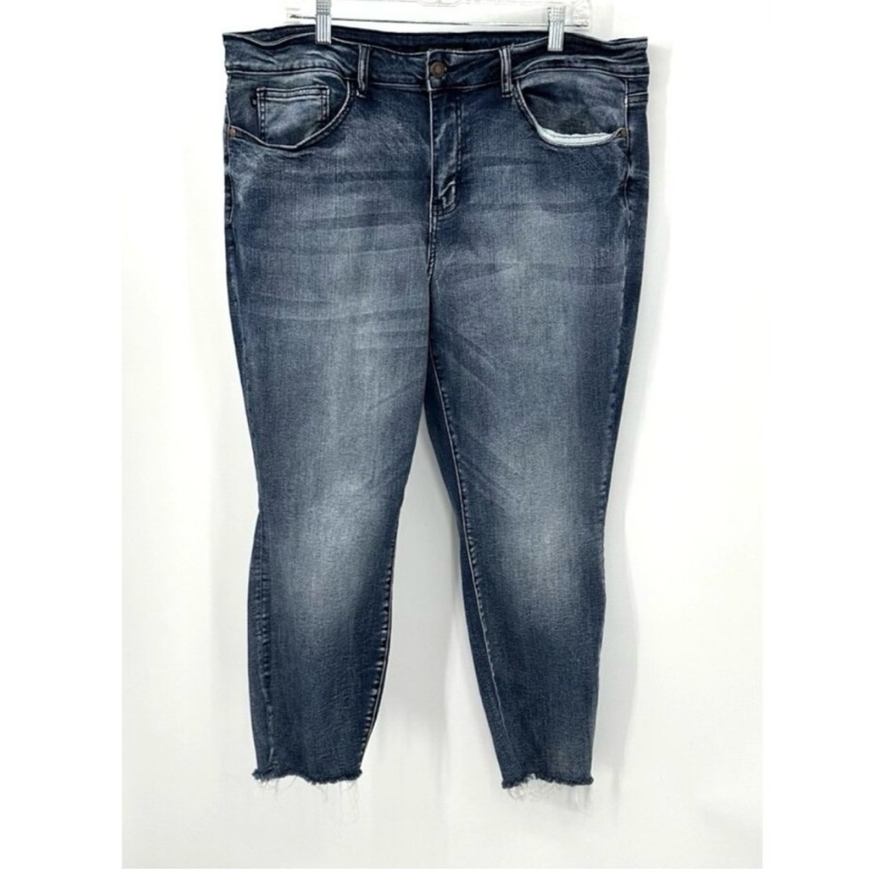 Judy Blue Distressed Relaxed Fit Ankle Jeans